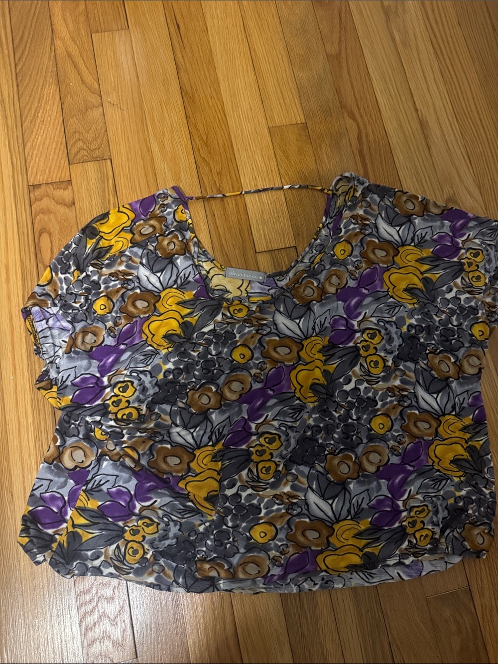 Olivia Moon Floral Short-Sleeve V-Neck Top in Purple, Yellow & Gray. Excellent
